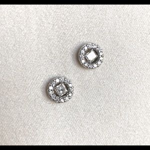 Diamond white gold stud earnings pendant necklace.